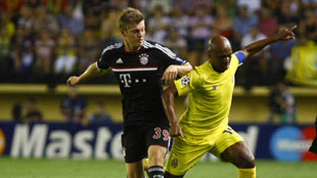 Marcos Senna disputa el balón con el centrocampista Toni Kroos. Foto: EFE
