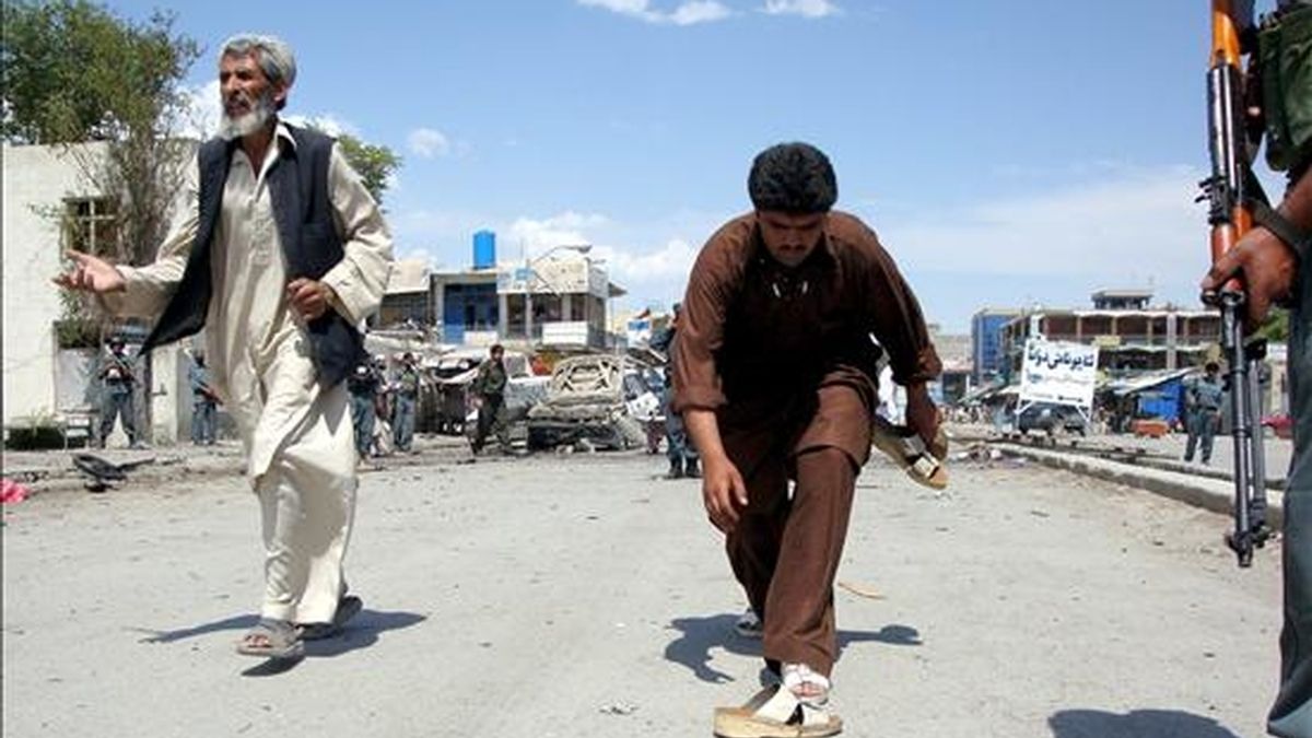 Un oficial de las fuerzas de seguridad afgano inspeccionan el lugar tras  un doble atentado suicida registrado el pasado 22 de junio. EFE/Archivo