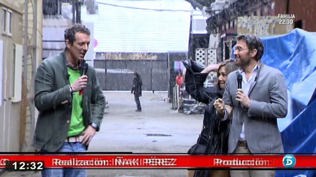 La presentadora le ha tirado una bola de nieve a Joaquín Prat durante la despedida