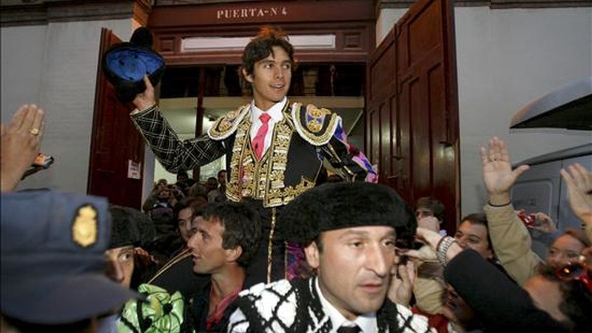 El torero francés Sebastián Castella sale a hombros por la puerta grande tras cortar dos orejas a su último toro, durante la "I Corrida de Toros Picassiana" celebrada en la plaza de toros de La Malagueta en Málaga. Compartió cartel con los diestros Manuel Díaz "El Cordobes" y Francisco Rivera. EFE