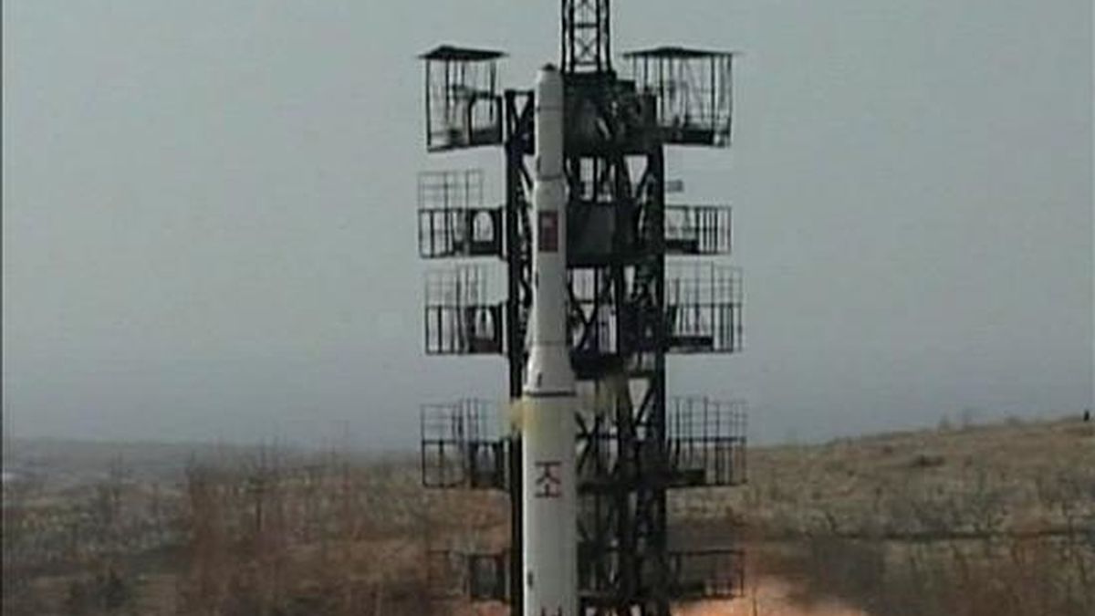 Foto que muestra el lanzamiento del cohete Unha-2, con el que Pyongyang afirma que colocó en órbita un satélite de comunicaciones Kwangmyongsong-2 el pasado 5 de abril. EFE