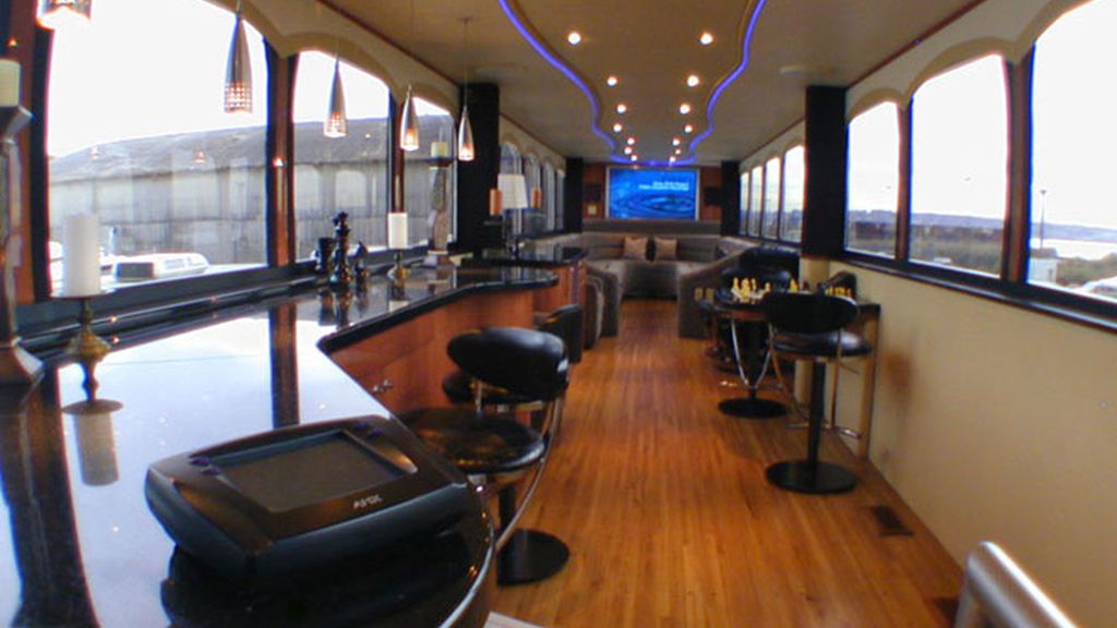 La mansión móvil que Ashton Kutcher lleva al set de 'Dos hombres y medio'