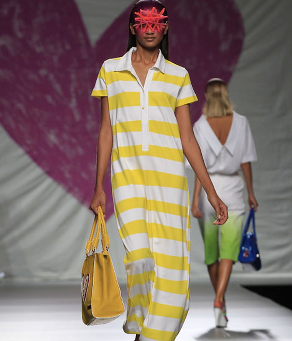 Ágata vuelve a jugar con el color