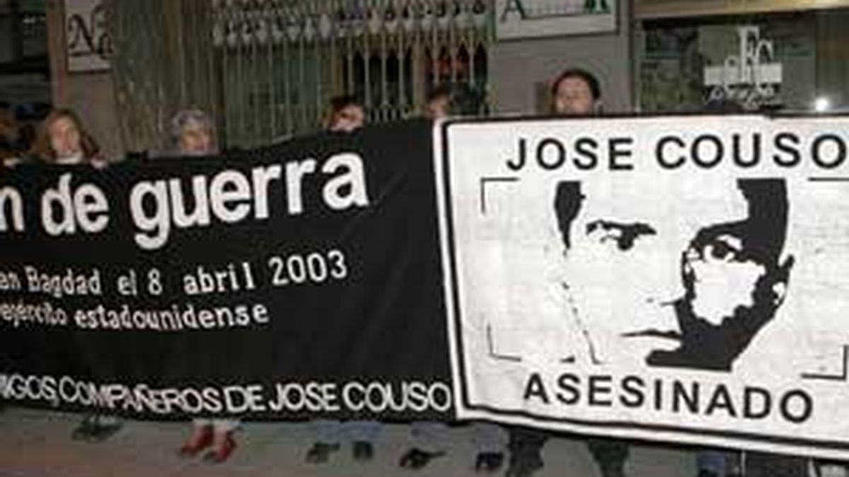 Familiares, amigos y compañeros del reportero José Couso, que murió en Bagdad por los disparos de un tanque del ejército de Estados Unidos, durante una concentración ante la sede del PSOE en Madrid el mes pasado. EFE