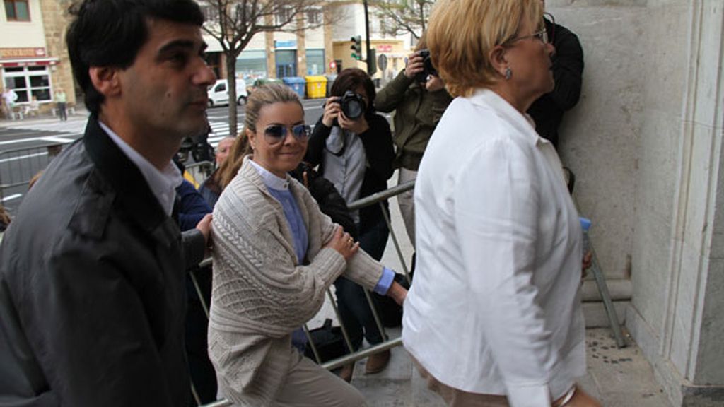 María José Campanario, su madre y Jesulín de Ubrique a su llegada al juicio de la 'Operación Karlos' el 15 de abril