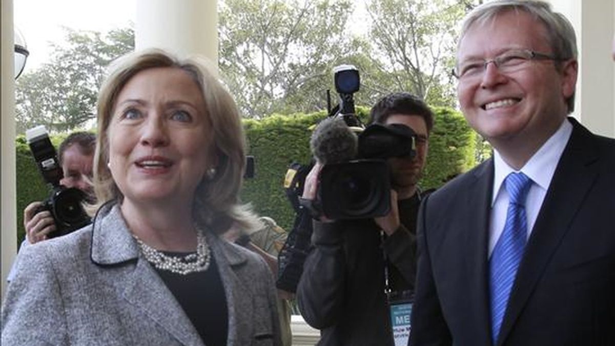 La secretaria de Estado estadounidense, Hillary Clinton (i),  junto al ex líder australiano Kevin Rudd. EFE/Archivo
