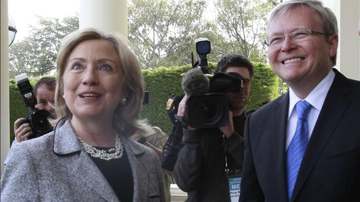 La secretaria de Estado estadounidense, Hillary Clinton (i), junto al ex líder australiano Kevin Rudd. EFE/Archivo La secretaria de Estado estadounidense, Hillary Clinton (i), junto al ex líder australiano Kevin Rudd. EFE/Archivo