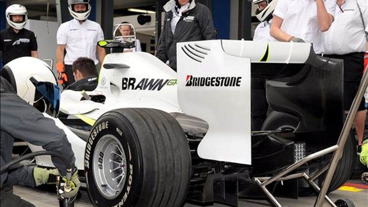 Mecánicos de la escudería Brawn GP trabajan en el coche de Jenson Button. EFE/ARCHIVO