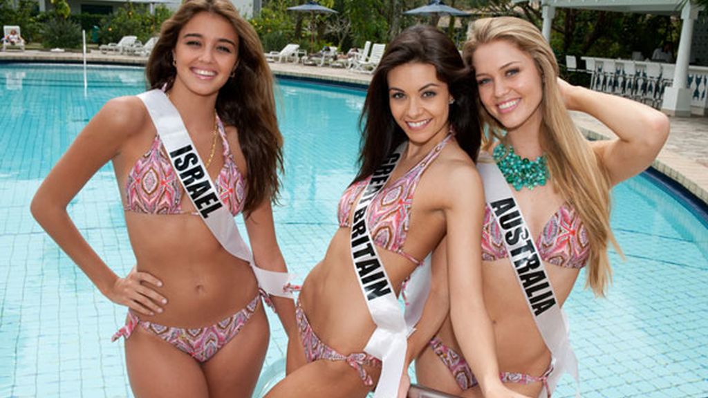 Las candidatas a Miss Universo se divierten en la playa