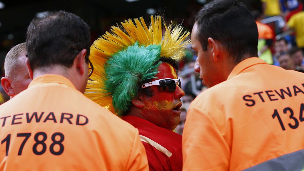 Un hincha con los colores de ambos equipos fue expulsado del estadio