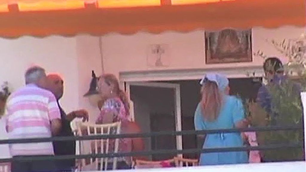 Amador Mohedano reúne a parte de su familia en su casa de Chipiona