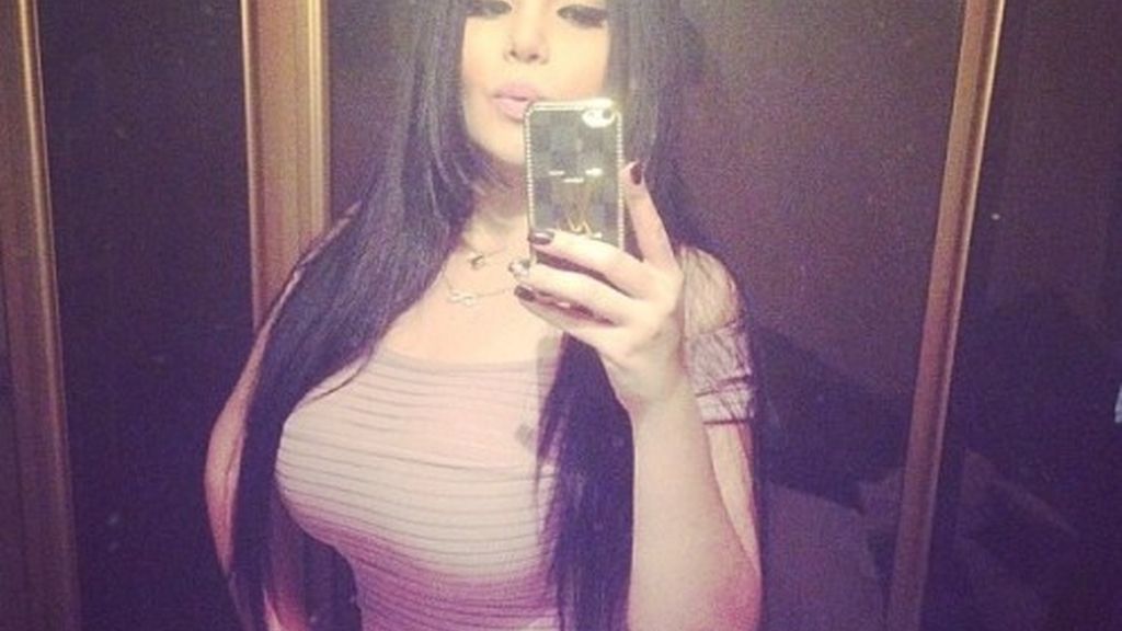 La 'Emperatriz de los Ántrax'revoluciona las redes sociales con su 'selfies'eróticos