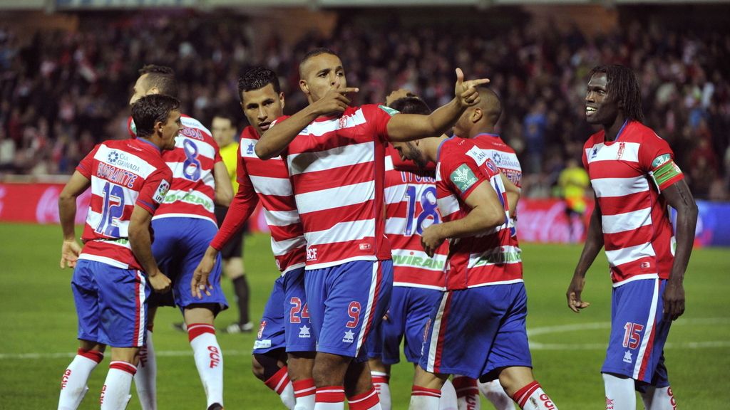 El delantero marroquí del Granada El Arabi (c) celebra tras marcar ante el Málaga