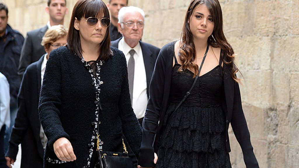 La mujer y la hija de Vilanova, cogidas de la mano