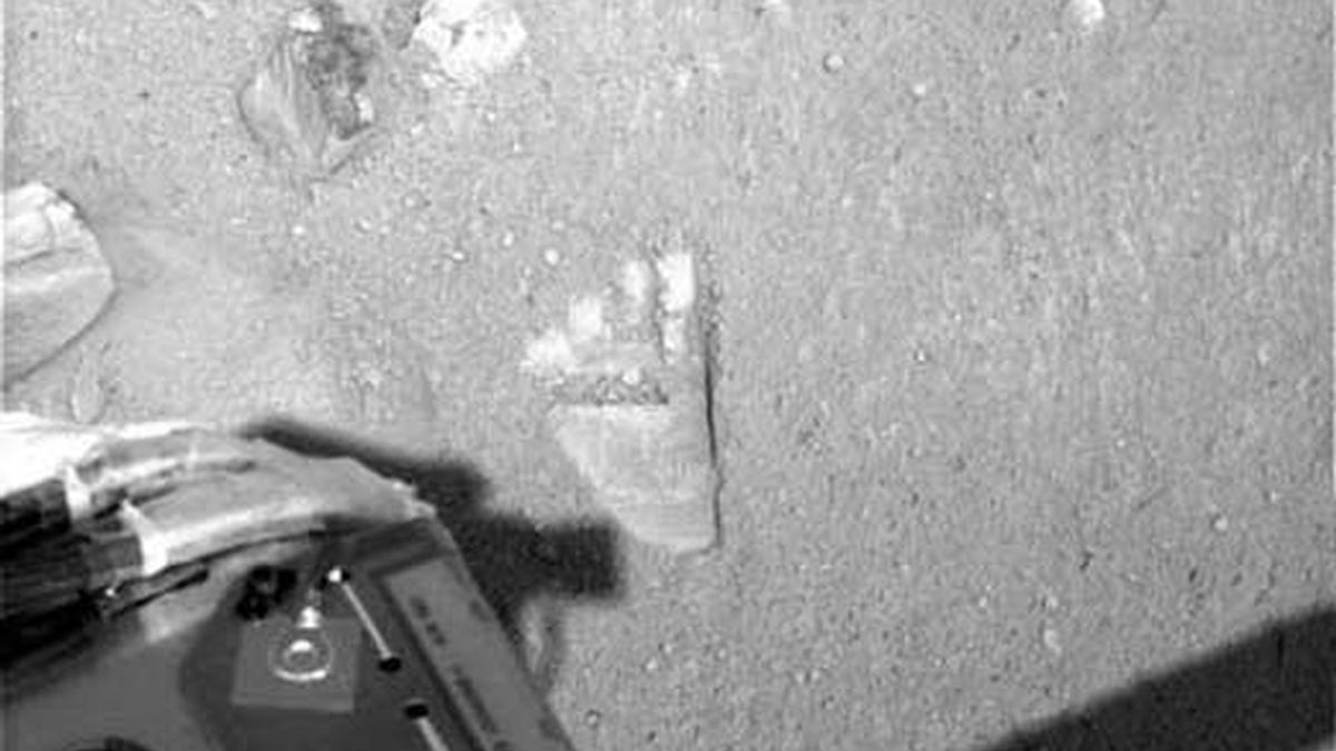 Imagen de la huella dejada en Marte por el brazo robótico de la sonda Phoenix. Foto: NASA