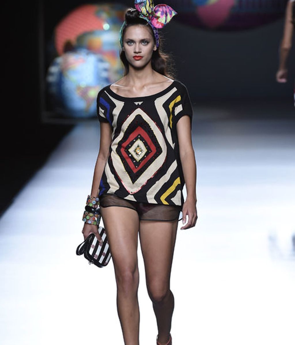 Color y grafismo en una colección que explota las señas de identidad de la firma