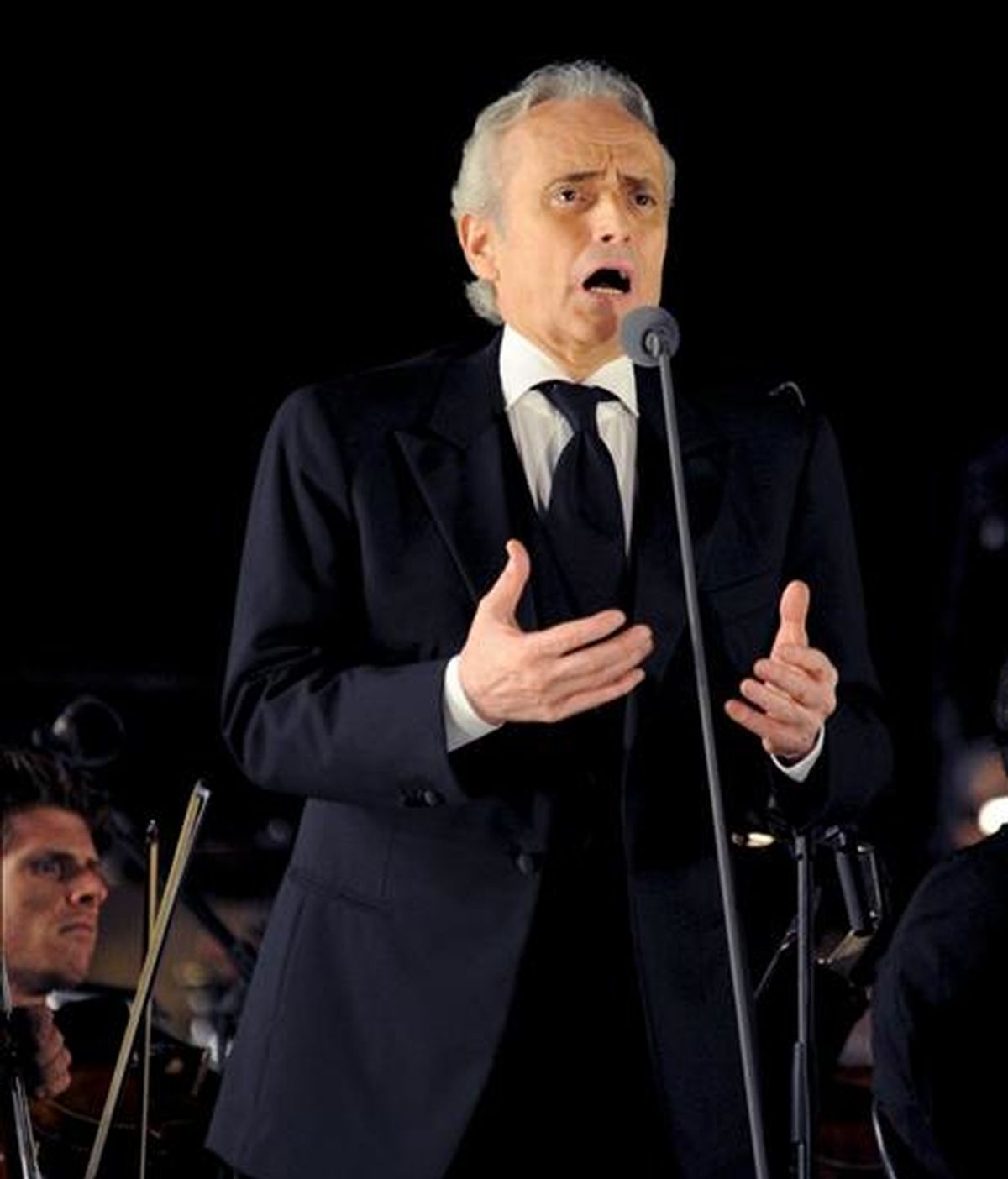 El tenor José Carreras durante el concierto que ofreció el pasado 25 de julio, en el teatro del Silenzio, en las colinas cerca de Lajatico, en la provincia de Pisa (Italia). EFE