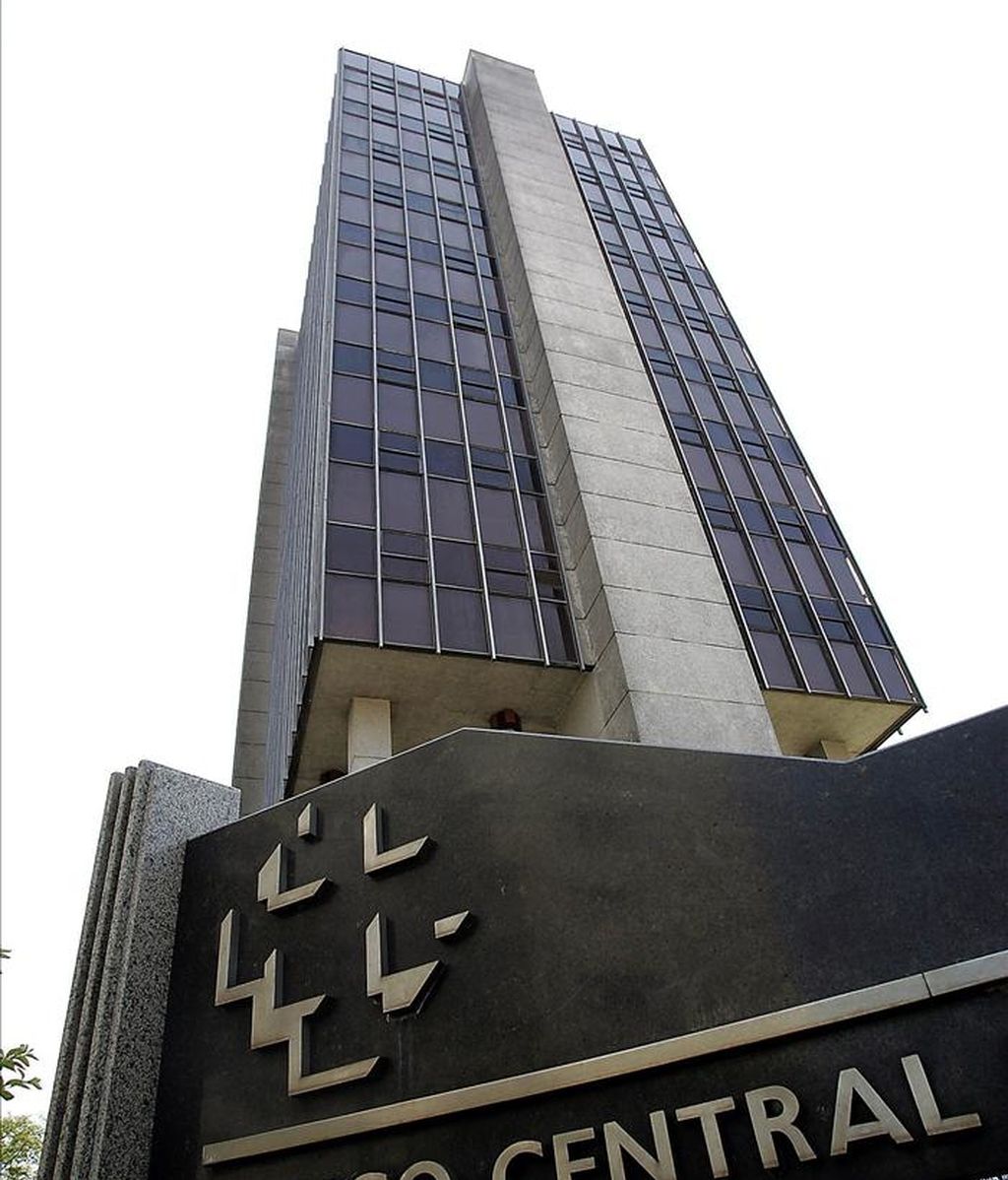 El impulso al alza del que goza la región en 2011 tiene su base en los logros del año anterior, cuando diez países de la región aumentaron sus calificaciones y otros tres, Brasil, Colombia y Bolivia, recibieron perspectivas positivas. EFE/Archivo El impulso al alza del que goza la región en 2011 tiene su base en los logros del año anterior, cuando diez países de la región aumentaron sus calificaciones y otros tres, Brasil, Colombia y Bolivia, recibieron perspectivas positivas. EFE/Archivo