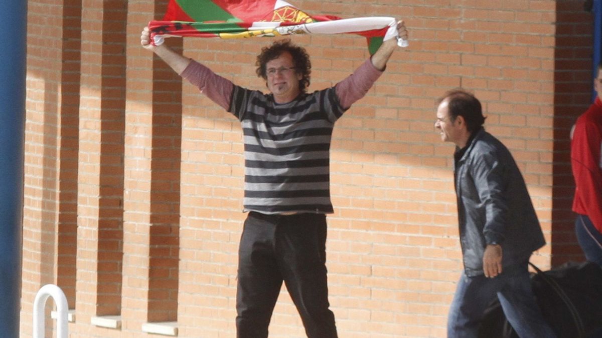 El histórico etarra Juan Carlos Arruti Azpitarte (d), "Paterra", en el momento de abandonar entre el apoyo de familiares la prisión de Alcolea (Córdoba)
