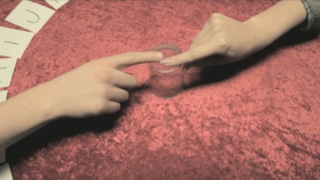 Las chicas obedecieron ciegamente las instrucciones que les dictaba el tablero