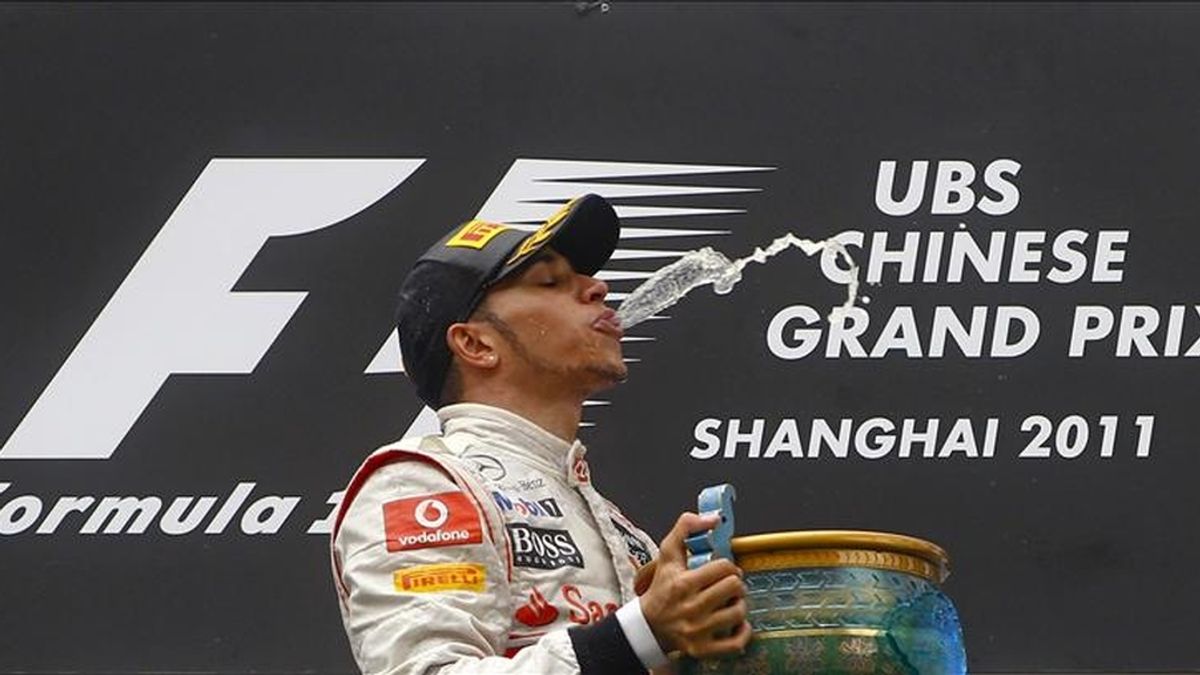 El piloto británico de Fórmula Uno Lewis Hamilton, de la escudería McLaren Mercedes, celebra en el podio su victoria en el Gran Premio de China de Fórmula Uno, en Shanghái (China), hoy. EFE