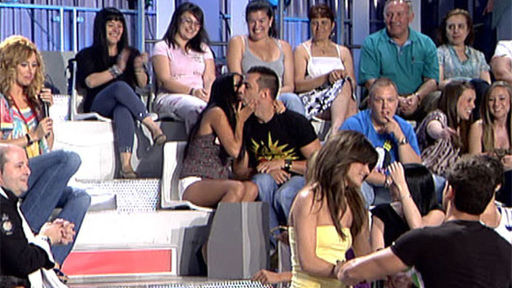 Oliver besa a Virginia y quiere repetir