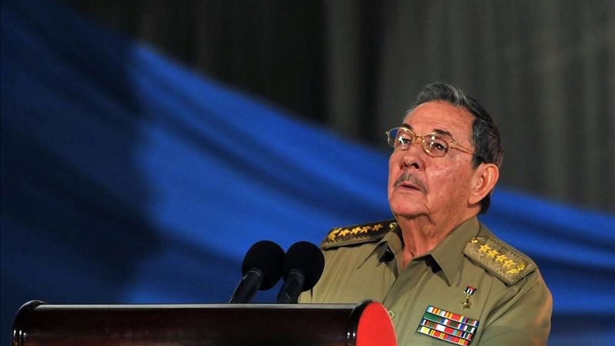 En un severo discurso pronunciado el pasado diciembre ante la Asamblea Nacional Cubana, Raúl Castro llamó a rectificar los errores cometidos en el pasado porque, de lo contrario, la revolución y el esfuerzo de generaciones enteras se hundirá. EFE/Archivo