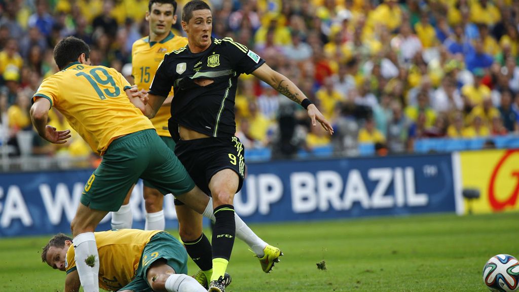 Torres se peleó con todos y acabó con la camiseta rota