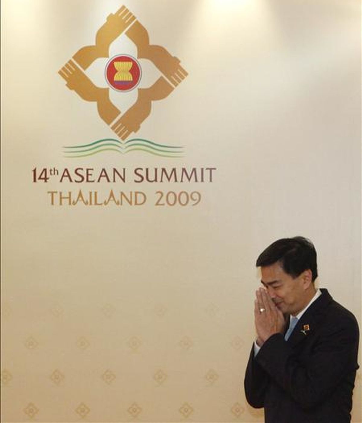 El primer ministro de Tailandia, Abhisit Vejjajiva, saluda a los jefes de Estado y de gobierno que asisten a la 14ª Cumbre de la Asociación de Naciones del Sudeste Asiático en Cha Am, a 150 kilómetros al sur de Bangkok, Tailandia, el pasado 1 de marzo. EFE/Archivo