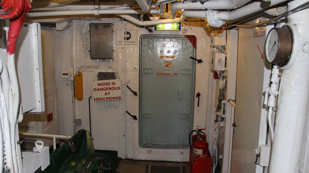 Entrada interior del puente de mando del barco