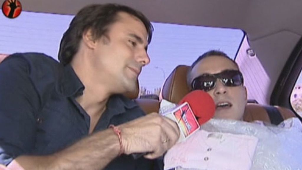 El marido de Chayo recibe el regalo de Kiko H.
