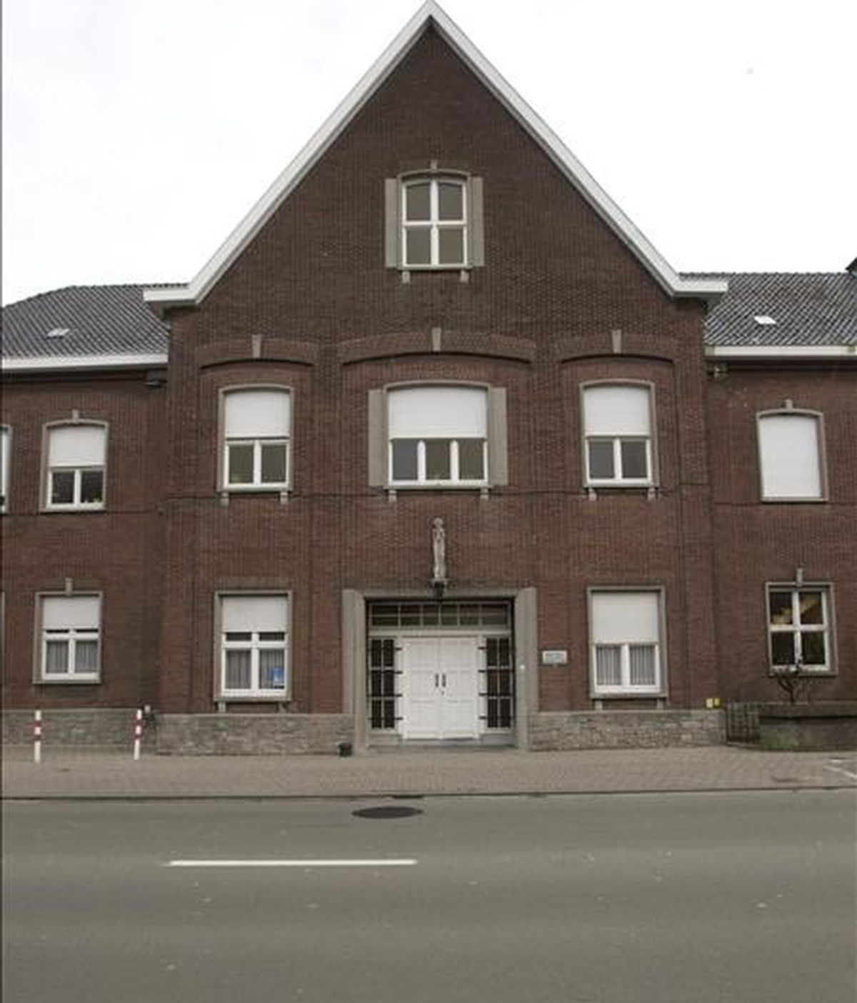 Vista de la fachada del orfanato Stella Maris de Courtrai (Bélgica), es objeto de investigaciones por supuestos casos de abuso infantil cometido por algunas monjas hace 40 años, según han informado medios belgas. EFE