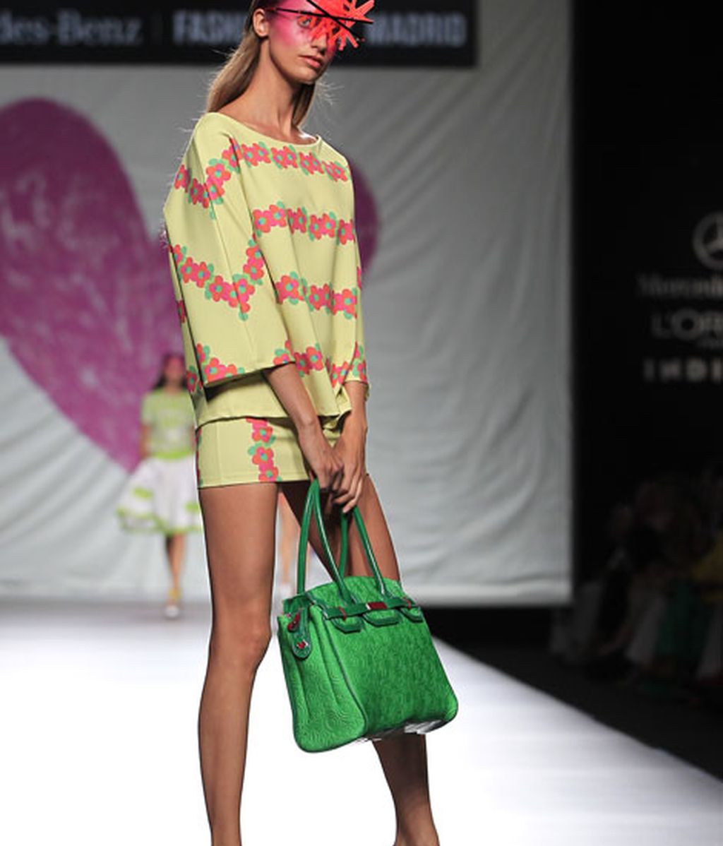 Ágata vuelve a jugar con el color