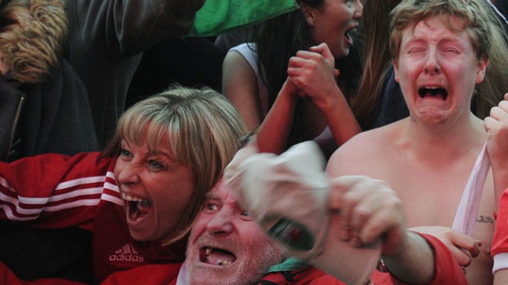 ¡Desencajados! Los hinchas galeses gritan, lloran y enloquecen con el pase a semifinales