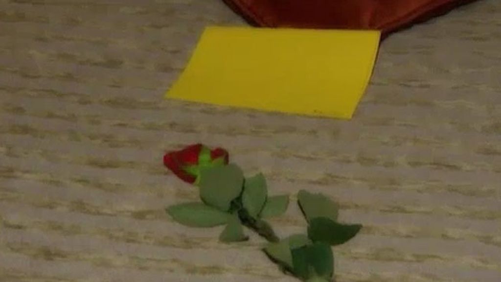 Un bonito baño con pétalos y espuma