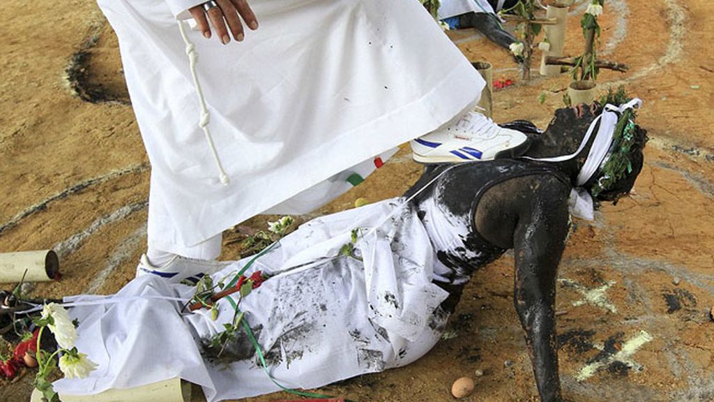 Un sacerdote colombiano exorciza a una mujer