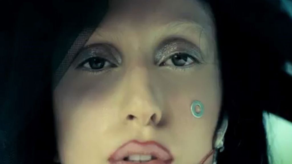 Lady Gaga, sus mil y un personaje desfilan en 'You and I'