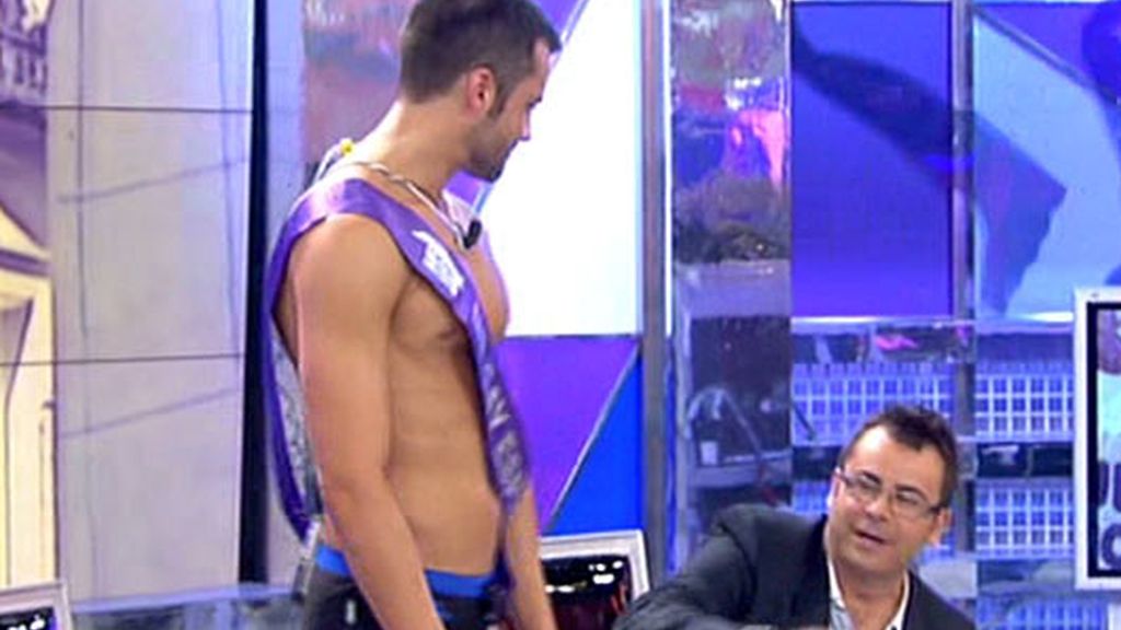 Mr Gay España 2010, Israel Acevedo, visita el 'Deluxe' con Rosa Benito