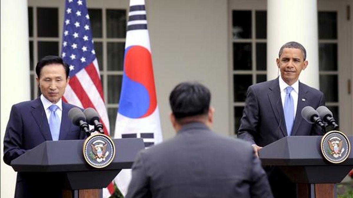 Imagen de este martes del presidente estadounidense, Barack Obama (d), y el presidente de Corea del Sur, Lee Myung-bak, durante una rueda de prensa conjunta en la Casa Blanca, en Wasington DC. EFE