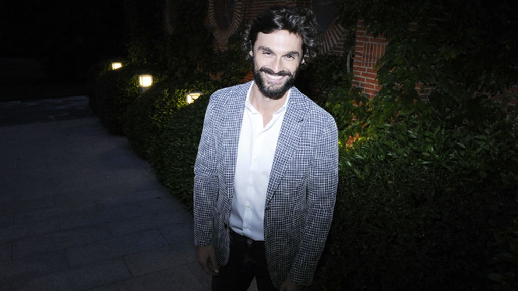 El actor Iván Sánchez con americana de Armani
