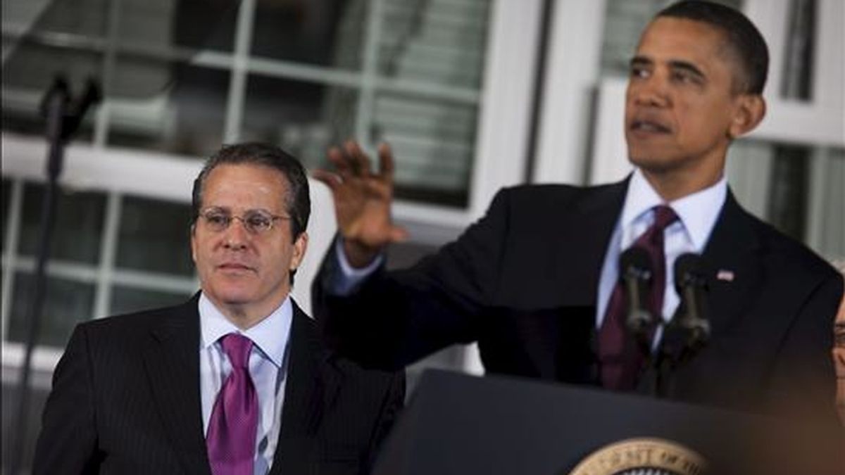 El presidente estadounidense, Barack Obama (d), anuncia el nombramiento de Gene Sperling (i) como director del Consejo Nacional Económico y principal asesor económico, durante su visita a la compañía Thompson Creek Window, en Landover, EE.UU., este 7 de enero. EFE