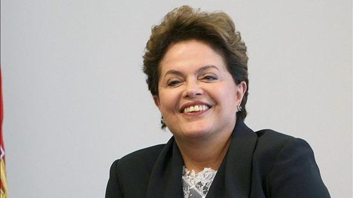 El silencio de Rousseff con la prensa va incluso más allá de esta semana, pues la última vez que hizo declaraciones a periodistas fue en Seúl, a inicios de noviembre pasado, cuando acompañó a Lula a la cumbre del G-20 en su condición de presidenta electa de Brasil. EFE/Archivo
