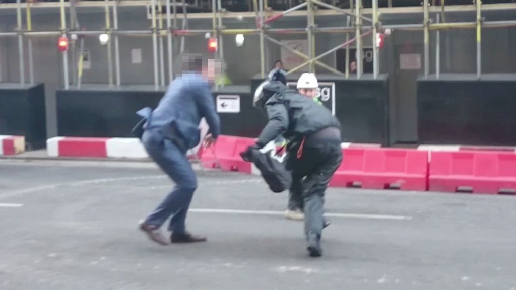 El dueño de la joyería trata de atajar al ladrón