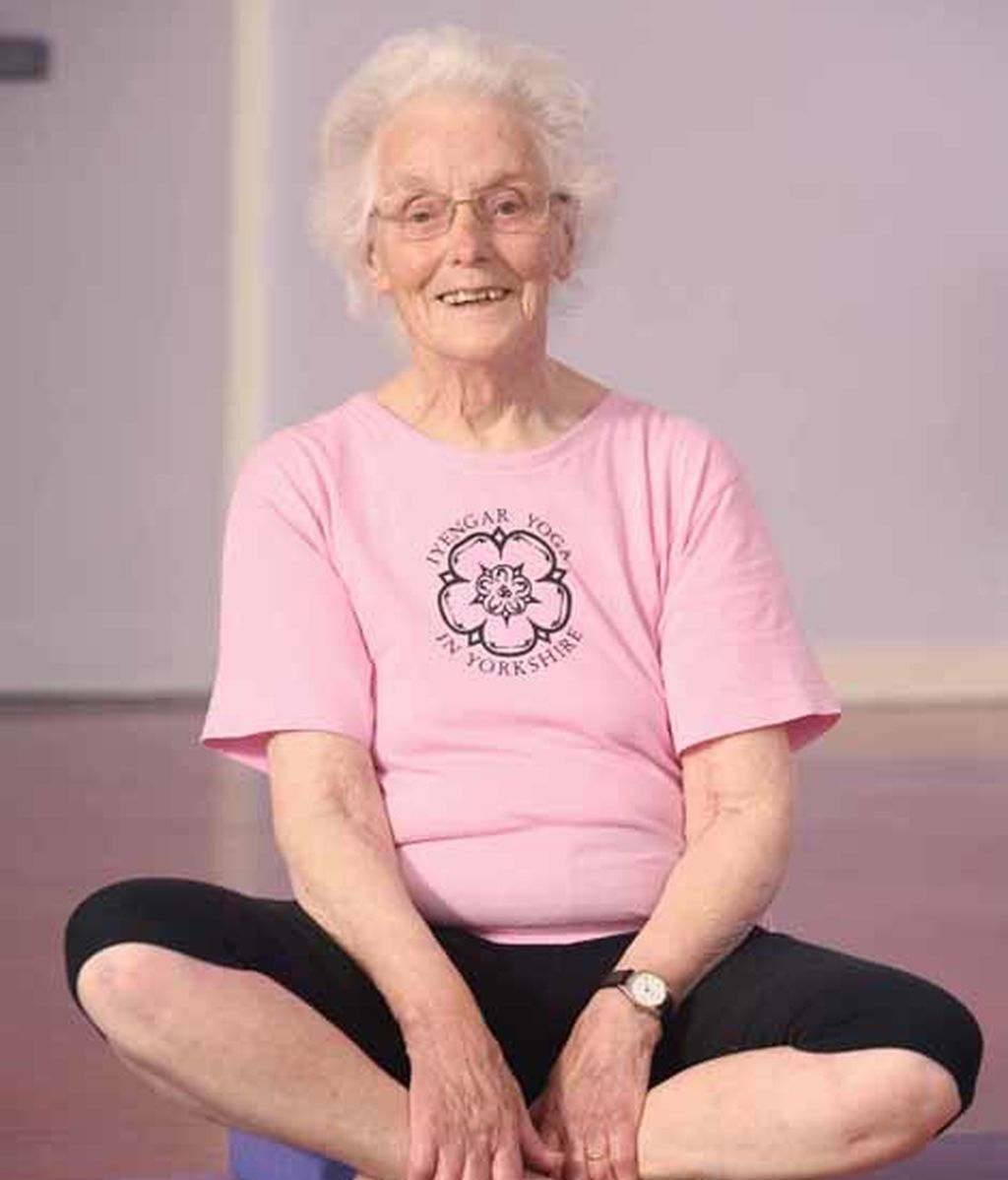 Una mujer con 98 años está completamente sana gracias a las clases de yoga