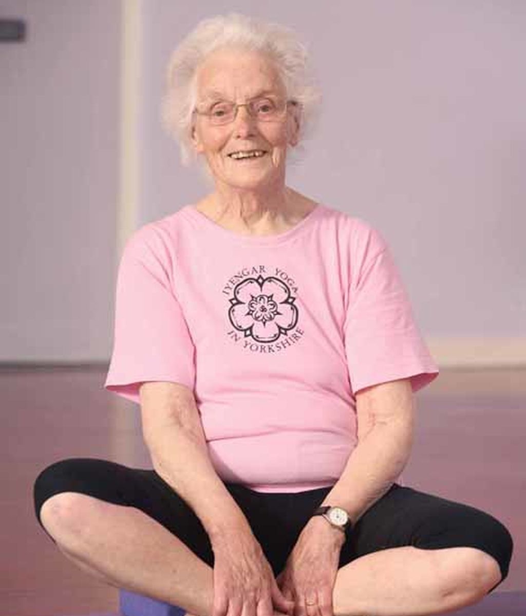 Con 98 años se mantiene en forma gracias a las clases de yoga
