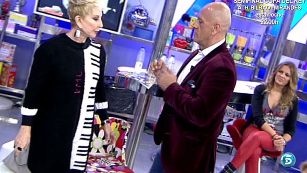 Pendientes y vestido con teclas