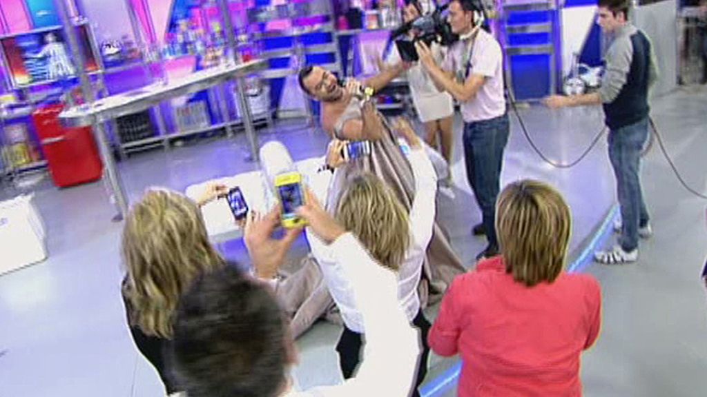 El presentador se enfunda el vestido de la tonadillera