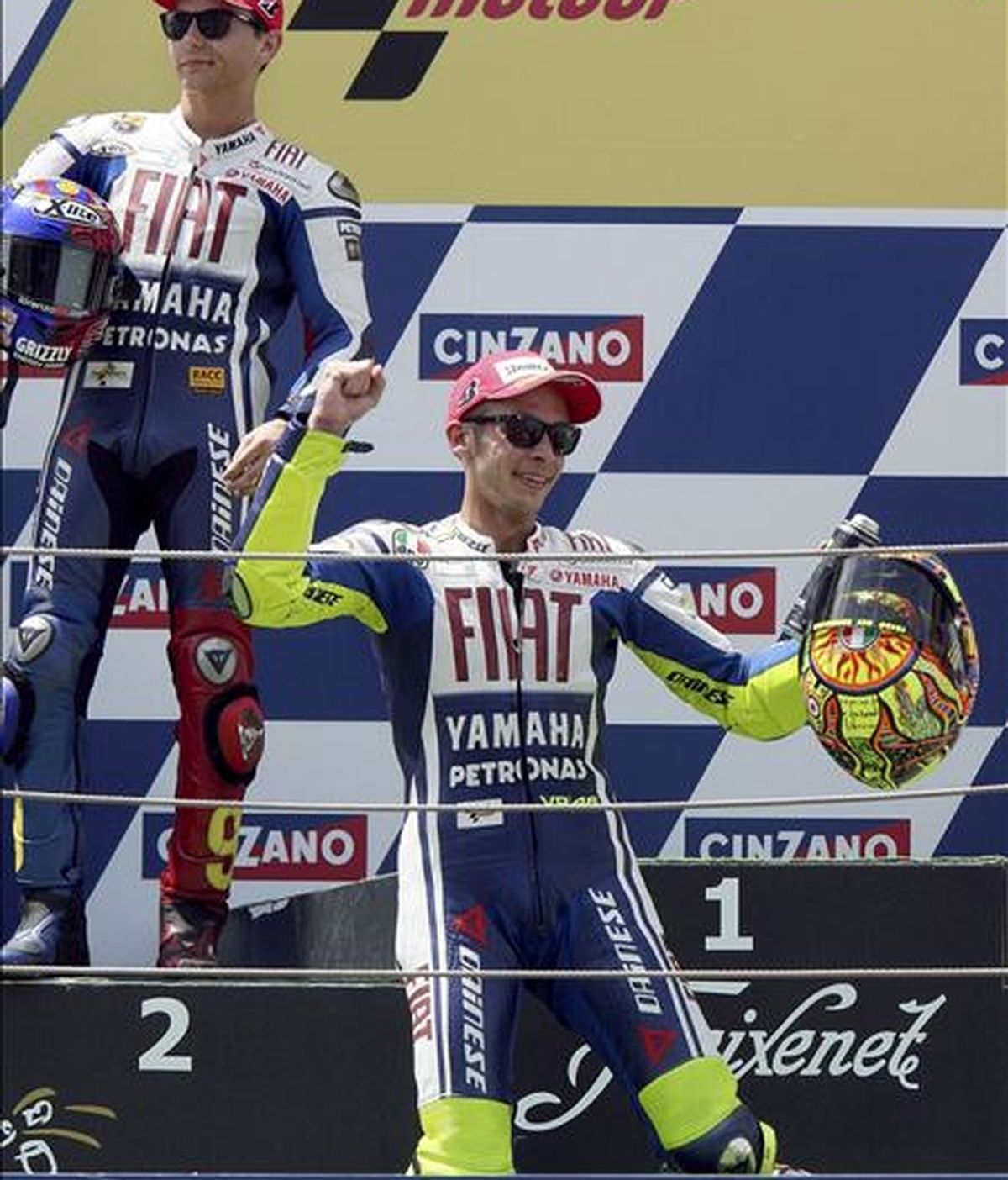El piloto italiano de Moto GP Valentino Rossi (Fiat-Yamaha) celebra su victoria delante de su compañero de equipo, el piloto español Jorge Lorenzo (i), en el Gran Premio de Catalunya de motociclismo disputado en el Circuito de Montmeló (Barcelona). EFE