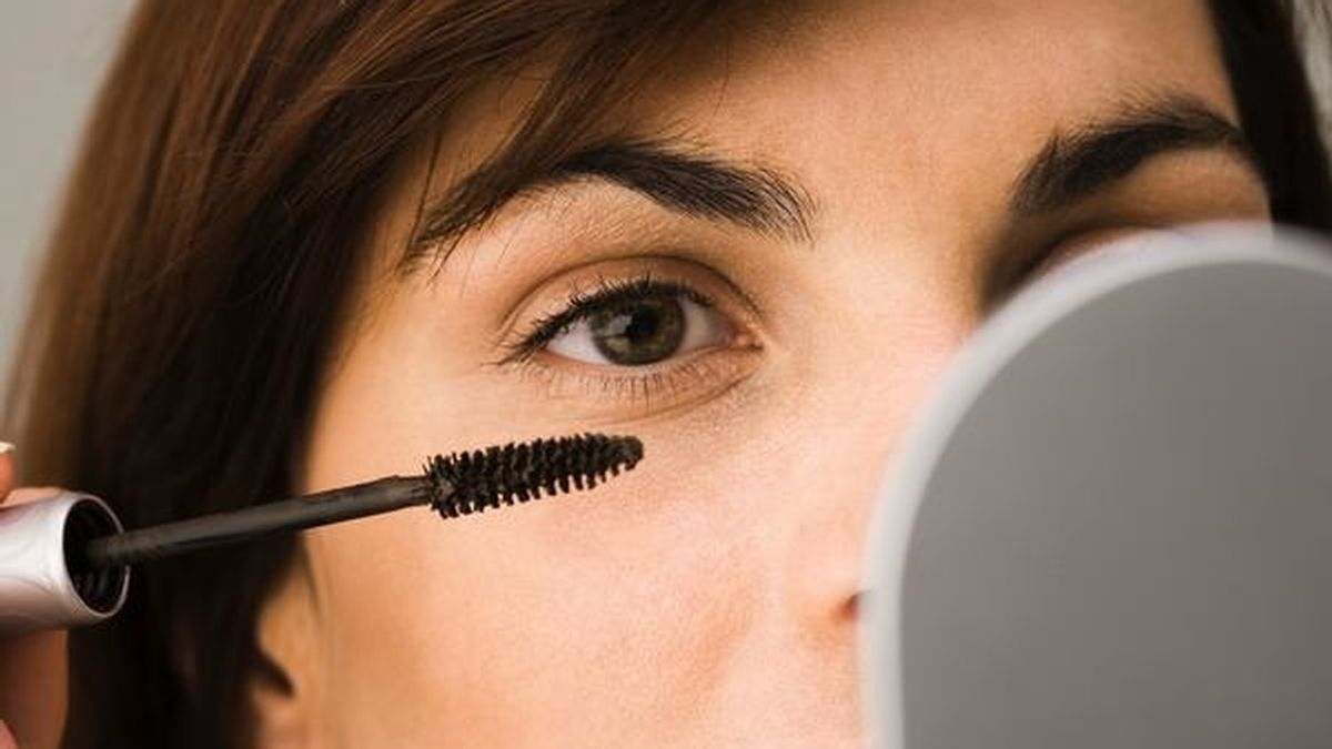 La utilización de cosméticos inadecuados o agresivos puede provocar la aparición de orzuelos, enrojecimiento ocular o lagrimeo