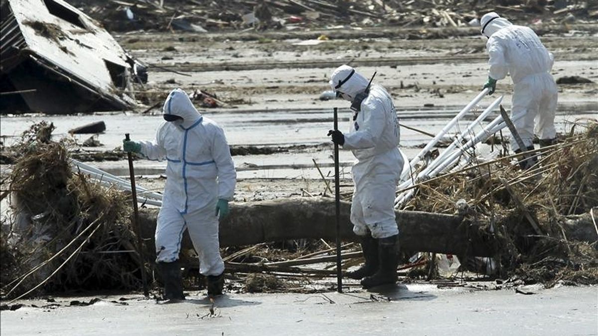 Policías protegidos de la radiación buscan víctimas del tsunami en Minamisoma en la prefectura de Fukushima (Japón). EFE/Archivo